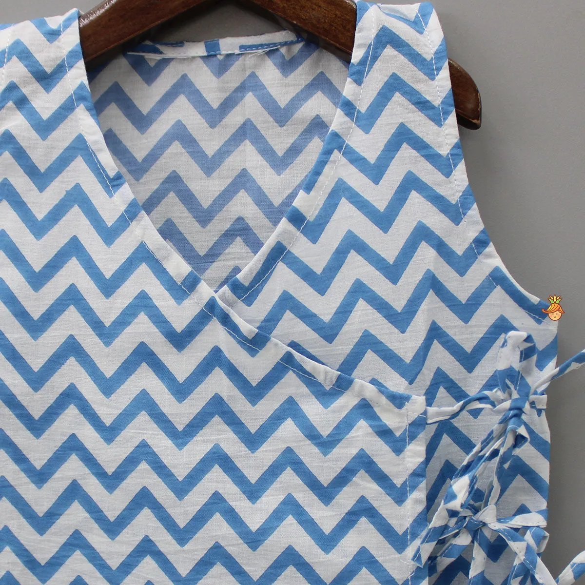 Chevron Printed Blue And White Triple Side Knot Jhabla