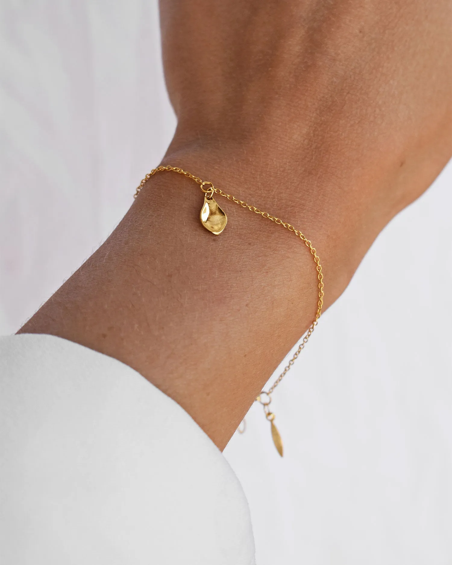 Gaias Grace drop bracelet gold