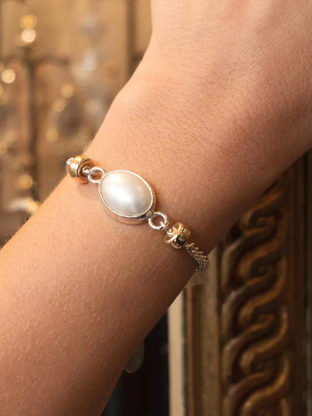 Venus Oval Pearl Bracelet